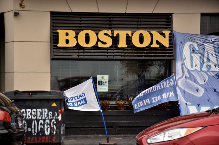 Los trabajadores de la Boston, entre la resistencia y 60 despidos