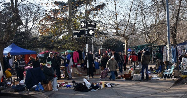 Feria de Plaza Rocha: operativo del Municipio y reclamos
