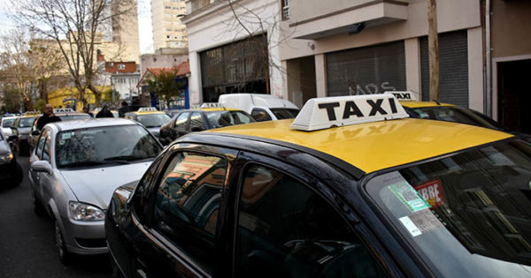 Taxistas y remiseros se movilizaron contra el precio del GNC
