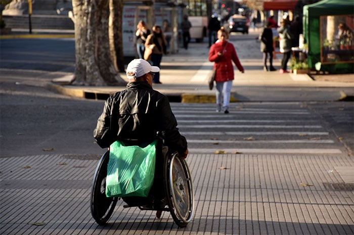 Ofrecen sillas de ruedas todo terreno para personas con discapacidad 
