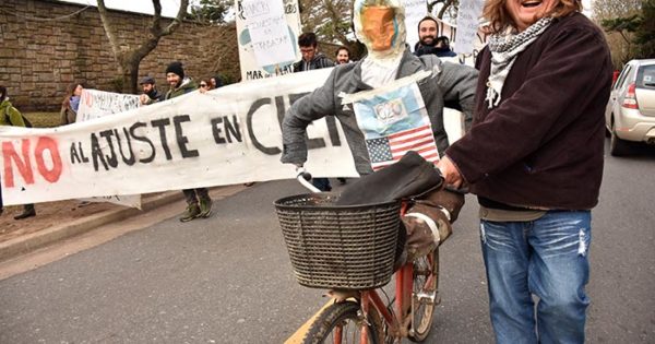Científicos y organizaciones sociales protestaron contra Macri