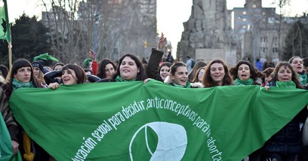 Un nuevo pañuelazo por el aborto legal: “La marea verde no descansa”