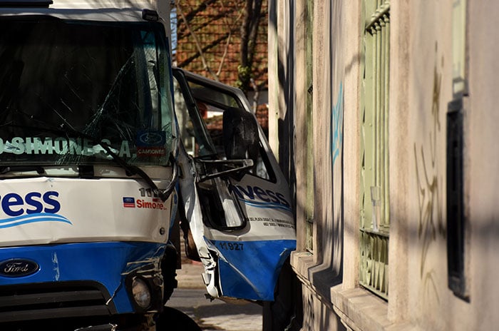 Choque en Ituzaingó y España: rescatan al conductor de un camión