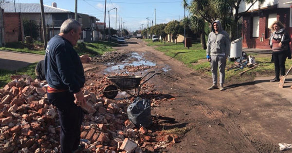 El Progreso: vecinos arreglan calles ante la falta de respuestas