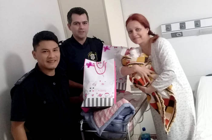Policías asistieron a una mujer en un parto