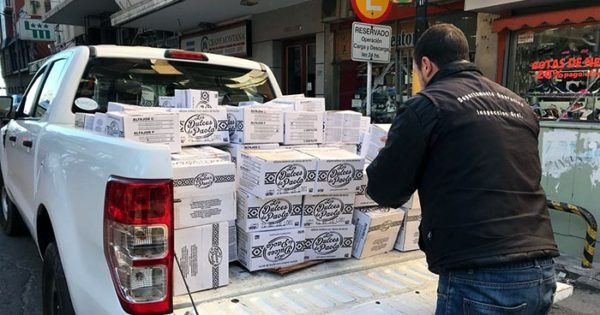 Decomisan 185 cajas de alfajores vencidos que vendían en el centro