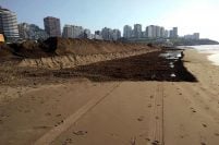 Playa Grande: denuncian el movimiento de arena sin permiso
