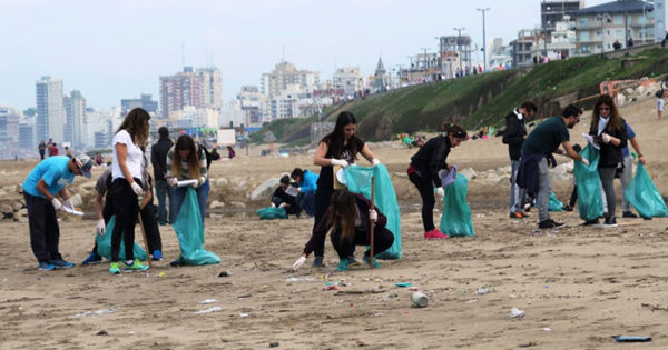 Una actividad para concientizar sobre la basura en las playas