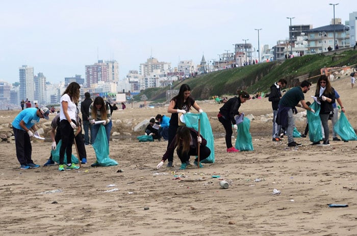 Una actividad para concientizar sobre la basura en las playas