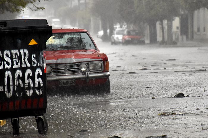 Por la intensa lluvia, calles anegadas y barrios inundados