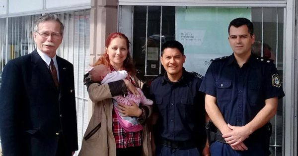 Policías ayudaron a mujer rusa a inscribir a su beba tras asistirla en el parto