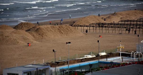 Playa Grande: el Emtur respaldó el movimiento de arena