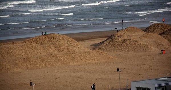 Espacios públicos: iniciaron las tareas de movimiento de arena en Playa Grande