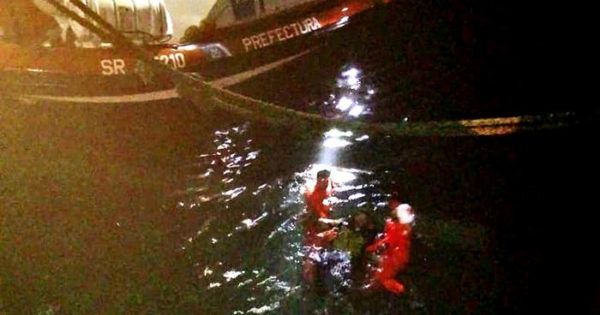 Rescataron al tripulante de un pesquero que cayó al agua