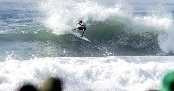 Surf: Usuna y Muñiz se metieron en segunda ronda del mundial
