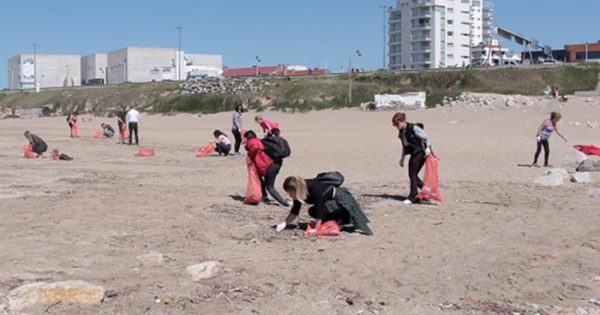 Jornada de limpieza de playa, un grano de arena para el ambiente