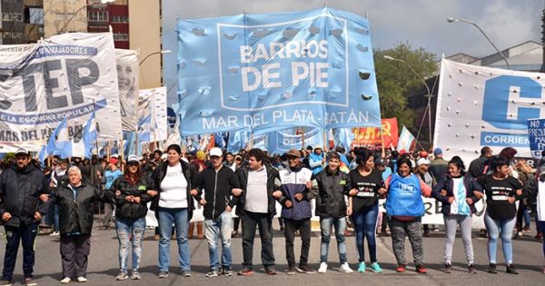 Masiva marcha ante la presencia de Macri en el Coloquio de IDEA