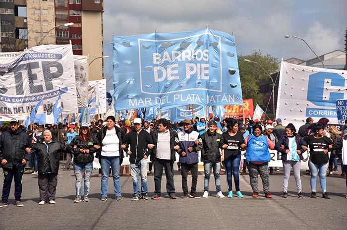 Masiva marcha ante la presencia de Macri en el Coloquio de IDEA