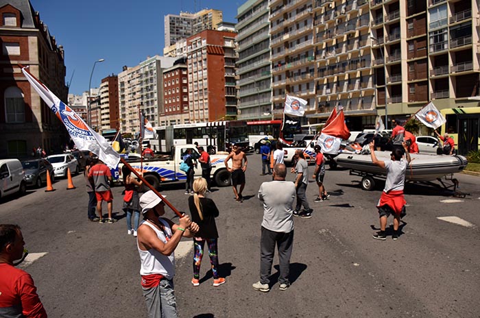 Guardavidas intensifican las protestas en la playa y en la costa