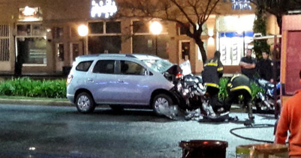 Dos muertos luego de que una camioneta impactara a una moto