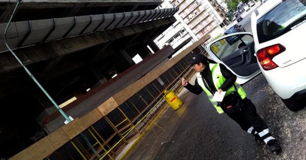 Agredieron a inspectores de tránsito: les tiraron baldes de agua