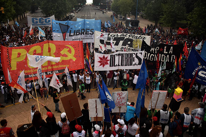 Multitudinaria marcha contra el G20 en el centro de Mar del Plata