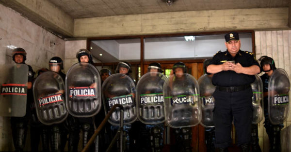 Protesta, incidentes y represión en la puerta de la Municipalidad
