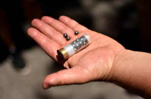 Disparos de balas de goma, un accionar “desmedido”, policías heridos y un detenido
