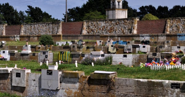 Conflicto municipal: cementerios sin nichos ni crematorio