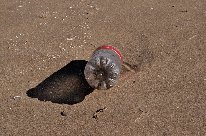 Limpieza de plásticos en la Playa Popular, a cargo de Greenpeace