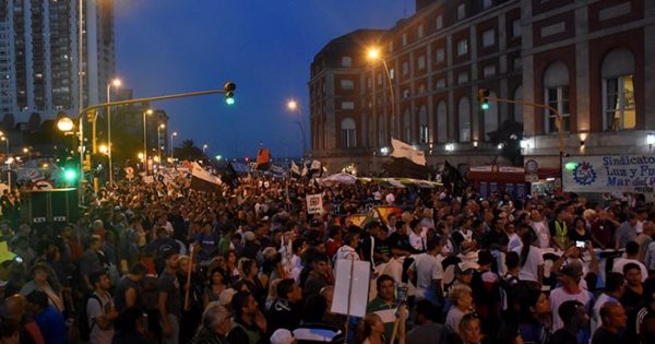 Masiva y ruidosa marcha contra los tarifazos en Mar del Plata