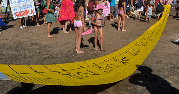 Playas públicas: denuncian que en el sur expulsan a la gente de la costa