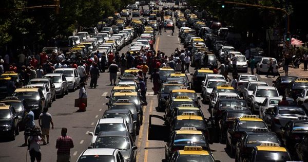 Imponente corte de taxis y remises en contra de la llegada de Uber