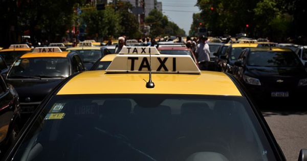 Taxis y remises: avanza la suba de la ficha a $5 y la bajada de bandera a $75