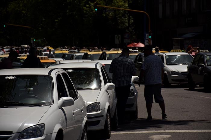 Remises contra Uber: “El transporte ilegal afecta al usuario”
