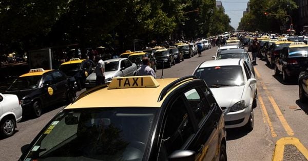 Taxis y remises: aprobaron la suba de la ficha a $5 y la bajada de bandera a $75