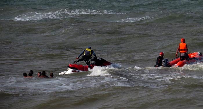 Importante operativo de rescate de bañistas en La Perla