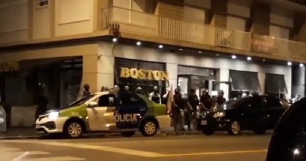 De madrugada y con decenas de policías, desalojaron la Boston