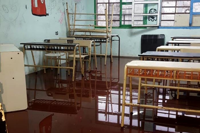 Escuelas inundadas tras la lluvia: “Si no hay obras, sucede esto”