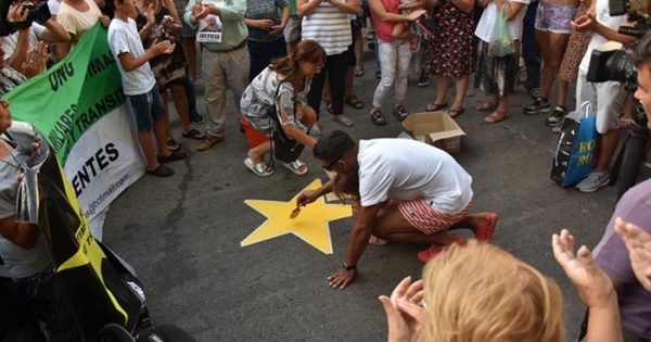 Familiares y vecinos colocaron la estrella amarilla por “Miguelito”