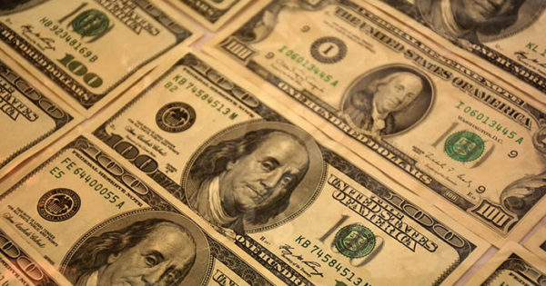 Tras las elecciones primarias, la devaluación: el Banco Central subió el dólar oficial a $350