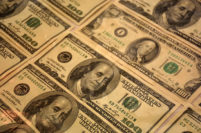 Tras las elecciones primarias, la devaluación: el Banco Central subió el dólar oficial a $350
