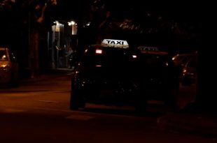 Tensión con Uber: secuestro de un auto y concentración de unos 20 taxis