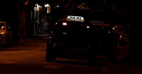 Tensión con Uber: secuestro de un auto y concentración de unos 20 taxis