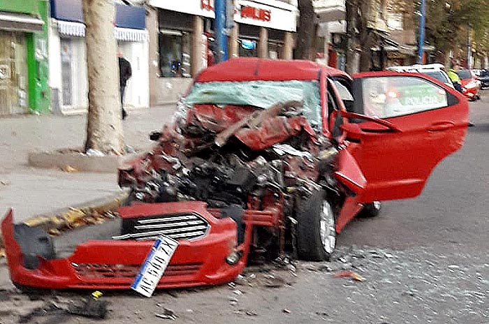 Violento choque de un auto contra un colectivo: un herido