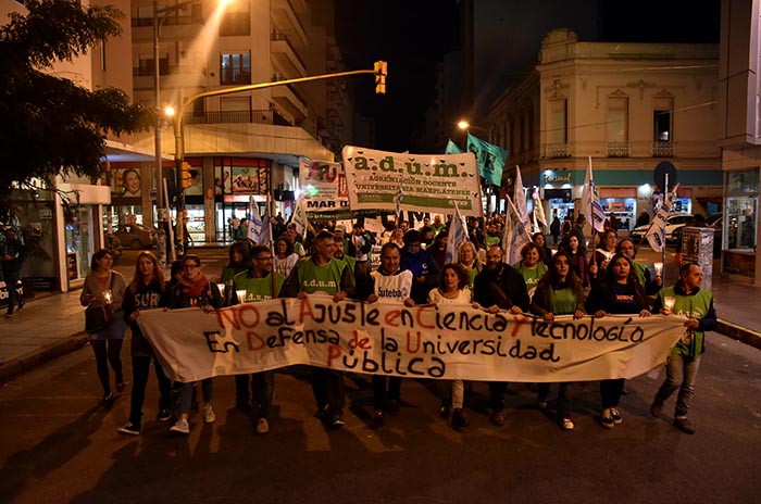Universitarios: marcha de antorchas por aumento salarial y presupuesto