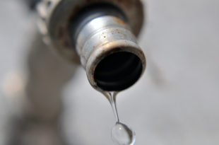 Cortes de agua en la zona sur: abastecen a los vecinos con camiones cisterna