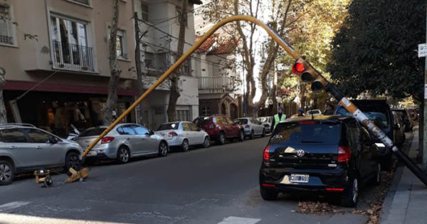 Un semáforo cayó sobre un auto en Colón y La Rioja