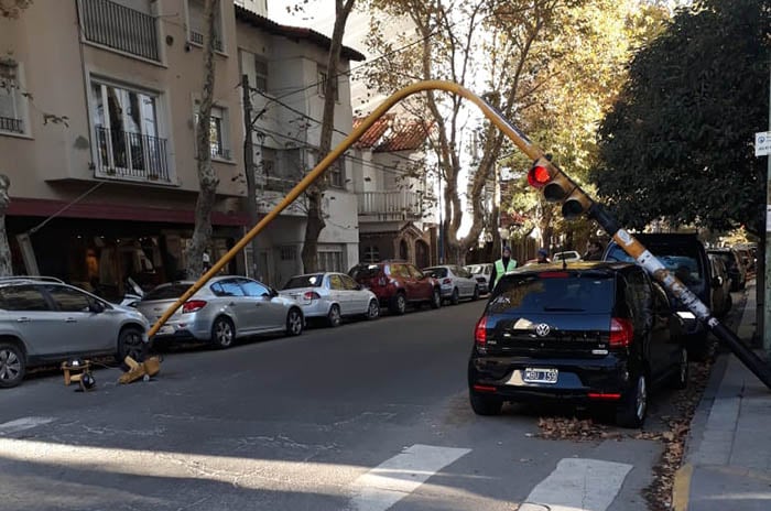 Un semáforo cayó sobre un auto en Colón y La Rioja