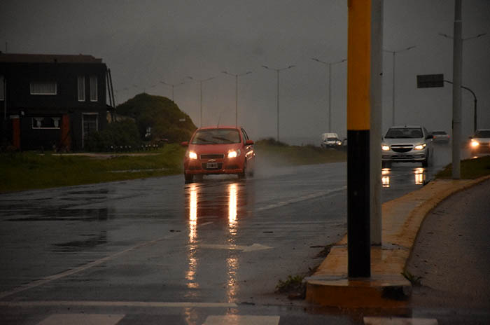 A pesar de la lluvia, 2400 autos por hora circulan por la Ruta 2 hacia la costa